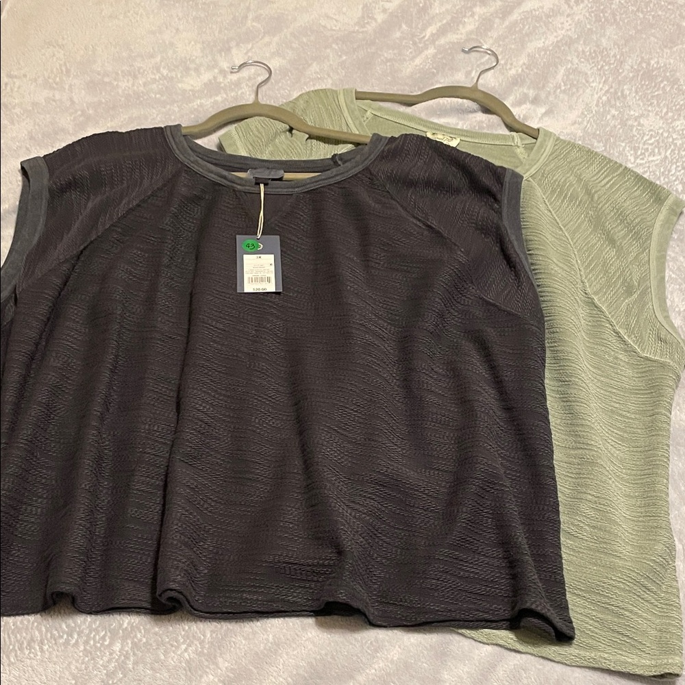 Universal Thread Gray and Green Cap Sleeve Tees